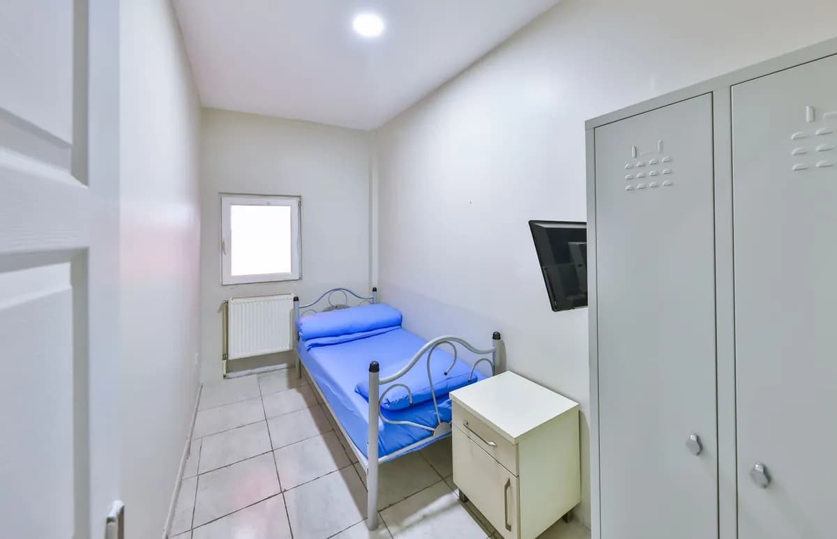 Tek Kişilik Dış Cephe Camlı & TV'li Oda - Gökçe Pansiyon