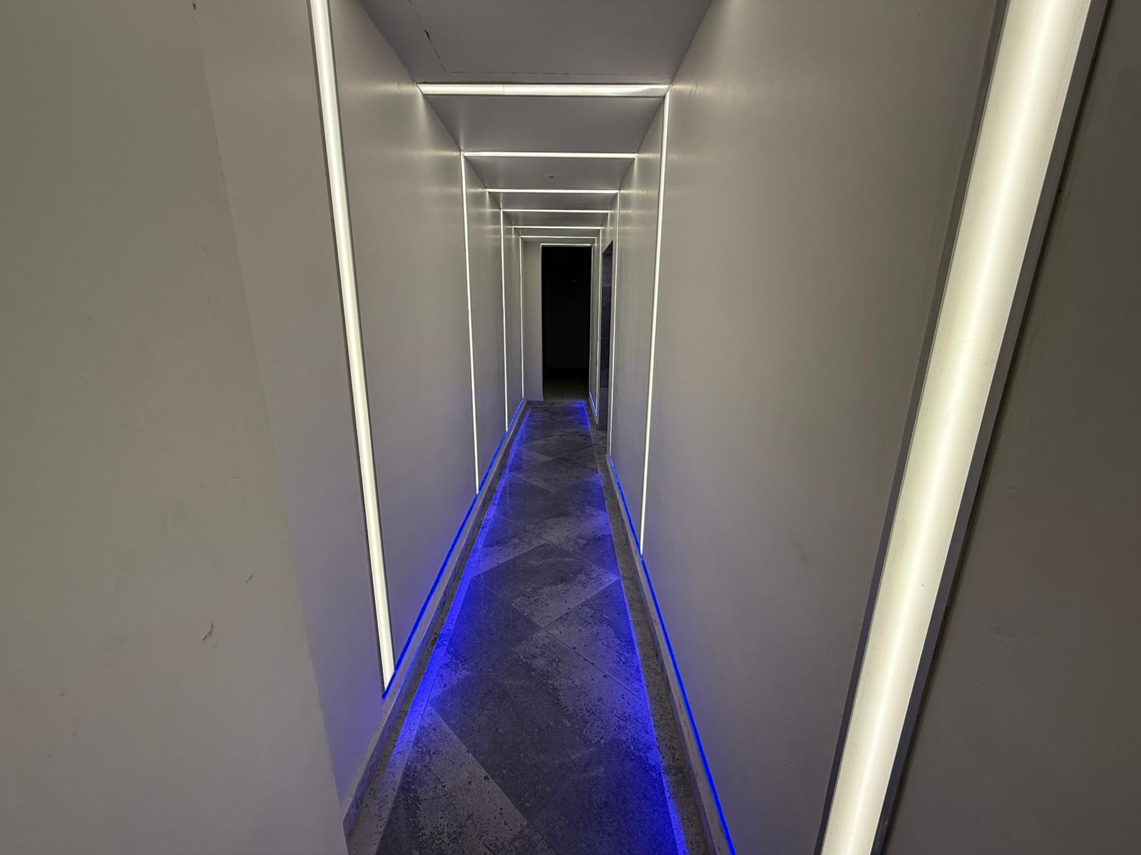Neon Aydınlatmalı Kat Geçiş Tüneli